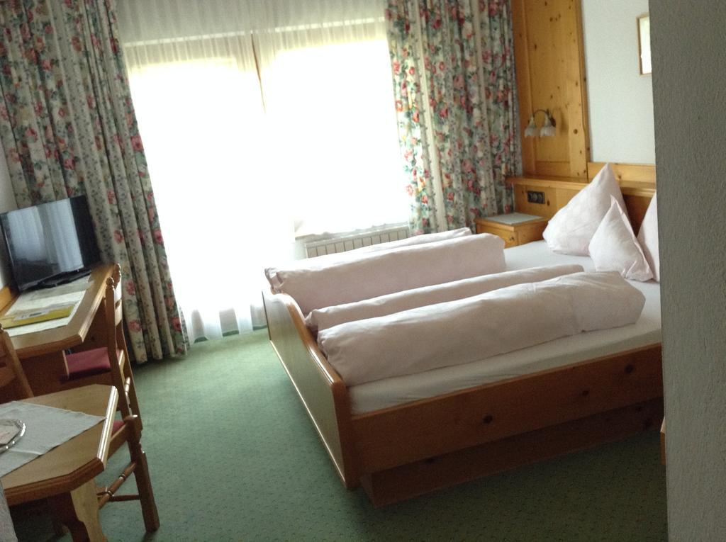 Hotel Garni Almhof Seefeld in Tirol Bagian luar foto